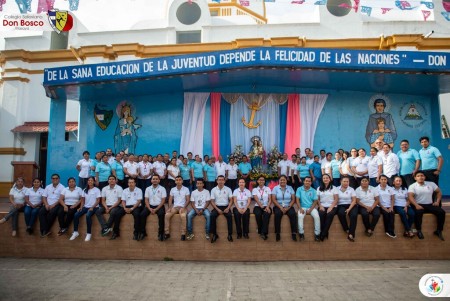  Personal docente y administrativo rindió homenaje a María Auxiliadora con cantos, dramatización y baile durante la última flor.