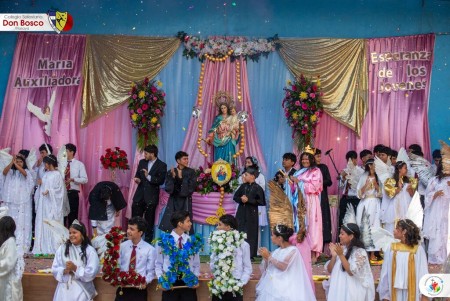 Con amor y gratitud, la Promoción LXI ofreció su última flor a María Auxiliadora.