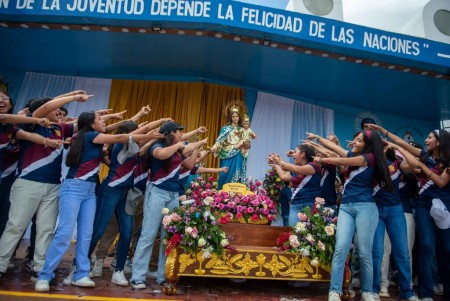 Estudiantes del Colegio Salesiano y la Escuela Anexa Don Bosco de Masaya rindieron honores a María Auxiliadora con fe, cantos y alegría salesiana, expresando su amor a la Madre de Don Bosco durante las celebraciones de mayo.