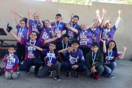 Corredores de todas las edades celebran con alegría al cruzar la meta de la Carrera Salesiana “Corriendo Juntos en Santidad”, reflejando el espíritu de unidad y convivencia familiar.