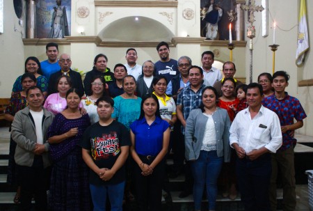 Más de 25 catequistas recibieron el envío en la Parroquia Salesiana de San Pedro Carchá, preparados para guiar a niños y jóvenes en su camino de fe hacia los sacramentos.