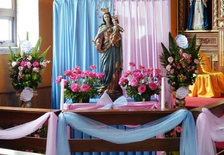 La imagen de Mar&iacute;a Auxiliadora, en un altar adornado con flores naturales por la Asociaci&oacute;n de Mar&iacute;a Auxiliadora (ADMA), ya espera con ternura y esperanza a sus devotos en la Parroquia El Esp&iacute;ritu Santo.