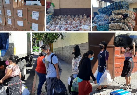 Feligreses de la Parroquia la Divina Providencia cargando el camión con la ayuda. 