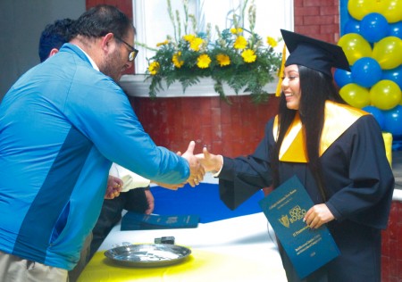 Una estudiante de la segunda promoción del Colegio Salesiano Don Bosco Carchá recibe su diploma de Bachillerato en Computación, marcando el inicio de una nueva etapa en su vida académica y profesional.