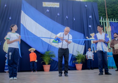 El padre Mario Madrid, SDB, director de la Escuela Anexa San Juan Bosco, realizó el corte de cinta para inaugurar las Fiestas Patrias.