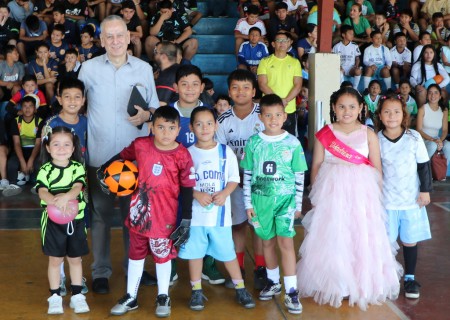 El padre Pierre mencionó durante la eucaristía que el oratorio comenzó con tres jóvenes de las comunidades cercanas, a quienes invitó a jugar. Uno de ellos sigue siendo colaborador de la obra.