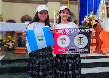Las dos jóvenes del Movimiento Juvenil Salesiano de San Pedro Carchá recibieron la bendición de envío para participar en el Jubileo de los Jóvenes en Roma 2025.