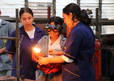 Estudiantes de noveno grado exploran las especialidades de bachillerato durante la Experiencia Técnico-Vocacional en el Colegio y Centro Escolar Don Bosco.