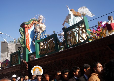 La imagen de la Inmaculada Concepci&oacute;n de Mar&iacute;a recorre las calles de la ciudad de Guatemala durante la procesi&oacute;n del D&iacute;a de Reyes.
