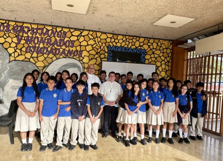 El padre Juan Gabriel Romero, SDB, junto al padre Rodolfo Guzm&aacute;n, SDB, rector del Instituto San Miguel, comparte un momento fraterno con los estudiantes durante su visita a Tegucigalpa.