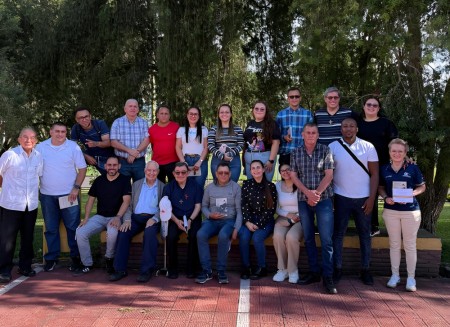 Colaboradores y SDB del Centro Salesiano Santo Domingo Savio comparten un momento de formación y comunión en Cartago.