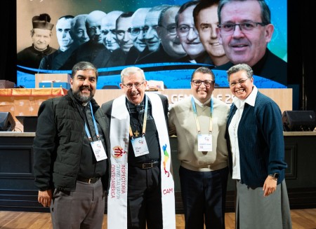 El nuevo Rector Mayor, acompañado por los salesianos representantes de la Inspectoría Divino Salvador de Centroamérica. El padre inspector Julio Navarro le hace entrega de una estola con el logo y mapa de la región, como símbolo de comunión y compromiso pastoral.