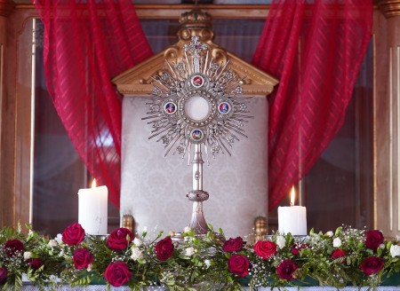 La Parroquia invita a todos los fieles a participar activamente de este momento de gracia y a redescubrir la riqueza espiritual que ofrece la presencia real de Jesús en el Santísimo Sacramento.