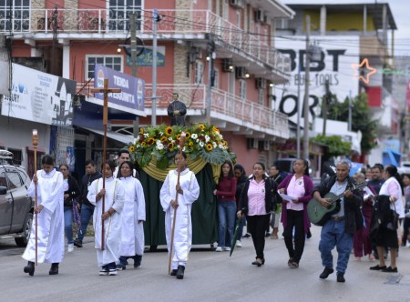 Fieles de la parroquia San Benito de Palermo acompa&ntilde;an con alegr&iacute;a la imagen de Don Bosco durante la procesi&oacute;n por las principales calles de la localidad, manifestando su fe y compromiso con la juventud al estilo salesiano.