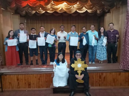 Jóvenes del MJS y otros grupos pastorales dieron vida a la obra Los Pañuelos Blancos, una emotiva representación del sueño de Don Bosco, que renovó el llamado a vivir la castidad, la oración y la cercanía a Jesús y María como caminos de santidad juvenil.