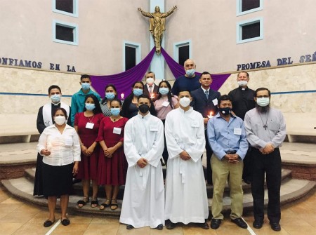 Jóvenes y adultos afirman su amistad con Cristo.