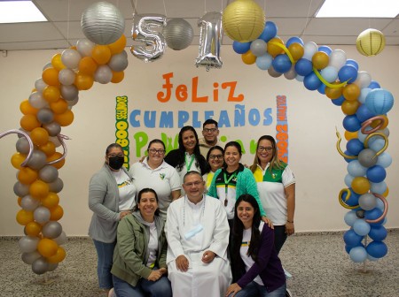 María Auxiliadora y San Juan Bosco lo colmen de bendiciones.