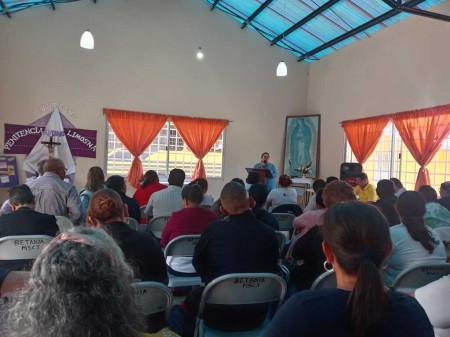Fieles participan con recogimiento en el retiro cuaresmal de la zona Beata Laura Vicu&ntilde;a.