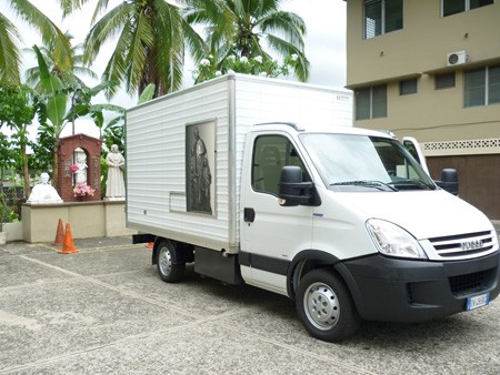 En este vehículo se transportará la urna con la reliquia de Don Bosco.