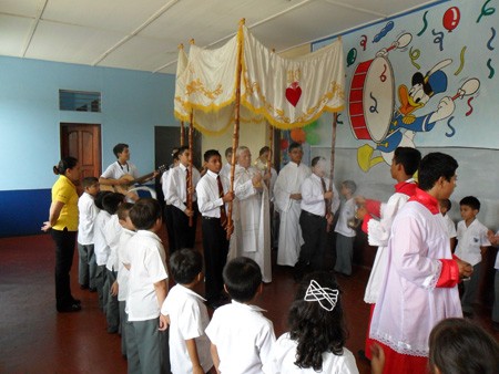 Jóvenes de Masaya celebraron el Corpus Christi.