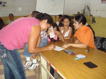 Entrega de beca de educación para los más necesitados. 