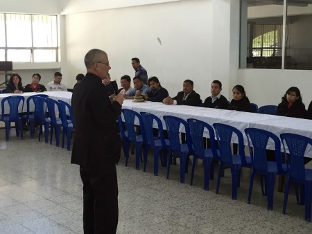 Monseñor Mario Alberto Molina visitó el Liceo Guatemala el 10 de agosto de 2016.-