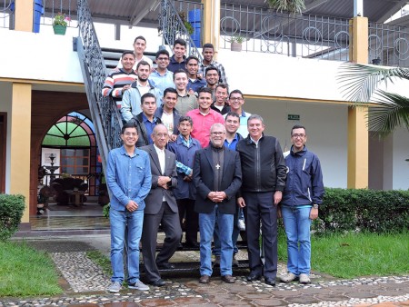 P. Filiberto González con novicios salesianos en La Ceja. 