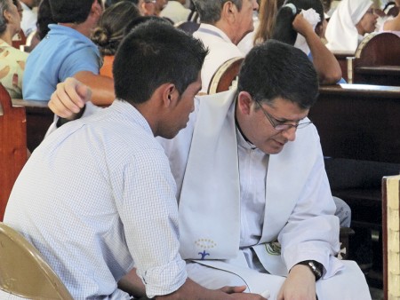 Los confesores deben abrazar al hijo arrepentido que vuelve a casa.