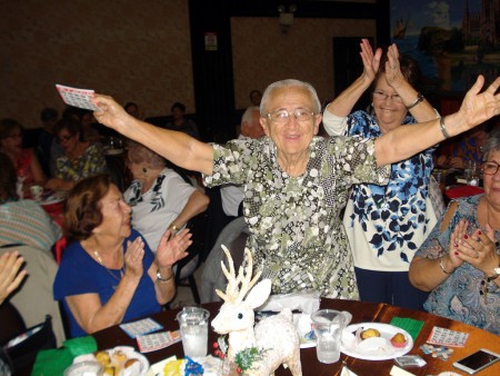 Feliz ganadora del bingo navideño 2016.- 