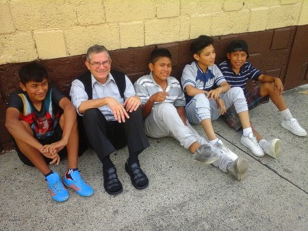 P. Rolando Echeverría y jóvenes del Oratorio. 