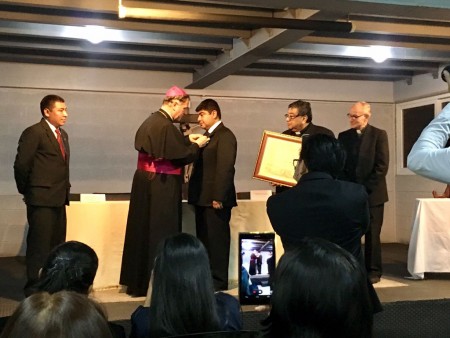 Sr. Otto Raúl Vásquez recibiendo la “Cruz Pro Ecclesia et Pontifice”. 