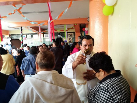 La reliquia de Don Bosco fue impuesta a los fieles que asistieron a la fiesta. 