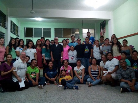 Mons. Mario Fiandri con los jóvenes de la parroquia. 