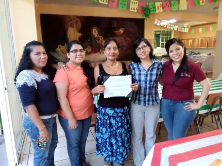 Rossana Linares al centro con su certificado. 