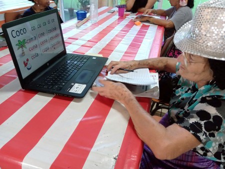 Maria Rosalina Urbina es una de las seis adultas mayores que se inscribieron para aprender a leer. 