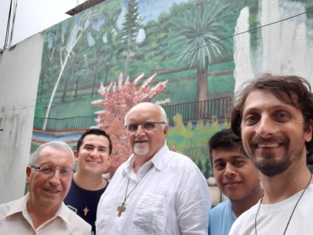 P. Tim con la comunidad de San Benito