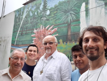 P. Tim con la comunidad de San Benito