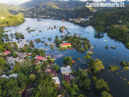 Vista aérea de las inundaciones en la Aldea Campur.