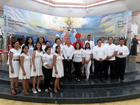 Grupo de confirmandos junto al Cardenal Leopoldo Brenes.