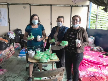 Desayunos y almuerzos se han entregado a diferentes albergues temporales en San Salvador.