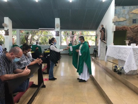 Fieles regresan a misas presenciales en Panamá.