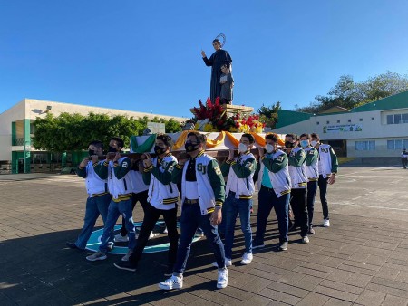 Jóvenes de la Promoción 2021 festejando a Don Bosco.