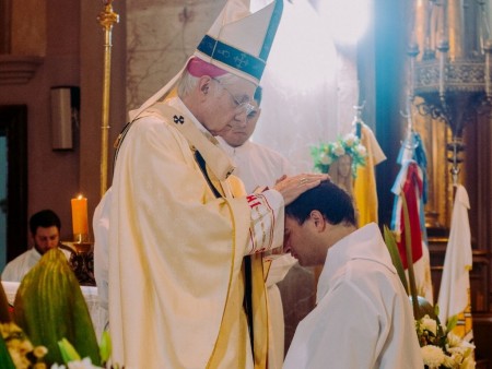 Así le ha complacido a Él, Jesús delegó poderes divinos en seres humanos débiles. Esto hace de ellos canales indignos, pero eficaces de su gracia salvadora. /Foto: Cathopic.