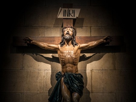 Cristo murió en la cruz porque no hay amor más grande que dar la vida por aquellos a quienes se ama. 