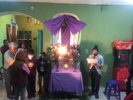 Las familias se preparan y participan del rezo del Vía Crucis.