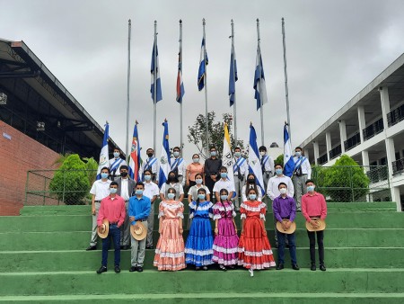 Fomentar la conciencia nacional es parte de la educación integral que se ofrece en la escuela Domingo Savio.