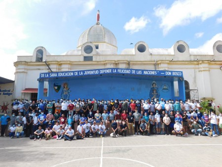 Varias generaciones de exalumnos salesianos se reencontraron por primera vez en su casa salesiana..