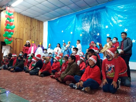 Padres y niños del Colegio Salesiano Don Bosco asistieron a la pastorela.