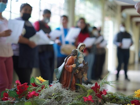 Los colaboradores de la casa preparan cada posada con devoción y fe.