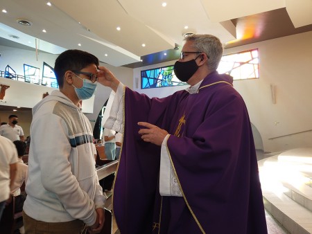 Los estudiantes del San José participaron de la celebración litúrgica del miércoles de ceniza.